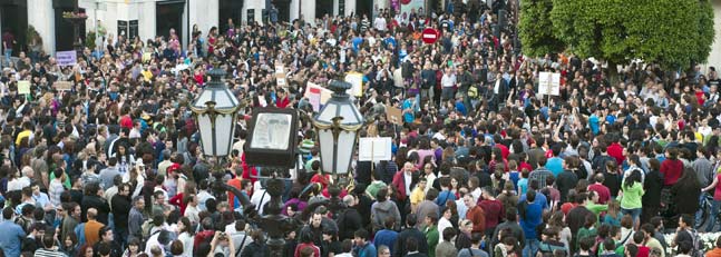 Representantes de la protesta continúan en la plaza Mayor de Burgos el día de reflexión